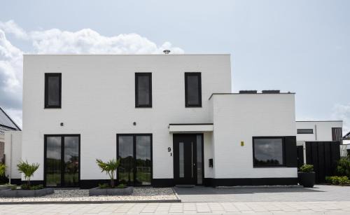 Tholen Apartment | The White House Apartment