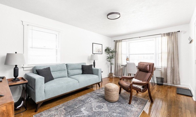 Fountain Square House | The White House, Bright Cottage in Fountain Square