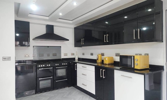 Trafford House | The White House - charming Tudor style house Manchester