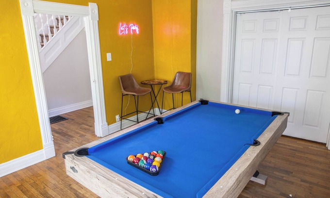 Champaign House | The White House - Close to campus + downtown - lots of room for everyone