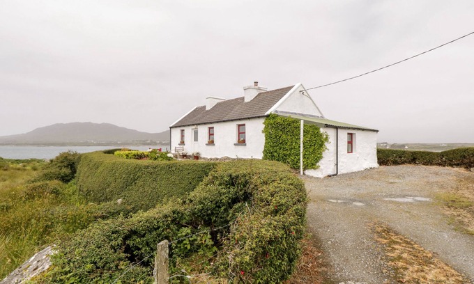 Inishnee Cottage | THE WHITE HOUSE, country holiday cottage in Roundstone, County Galway