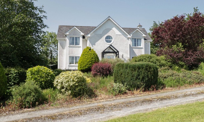 Drumshanbo Cottage | THE WHITE HOUSE, family friendly in Drumshanbo, County Leitrim