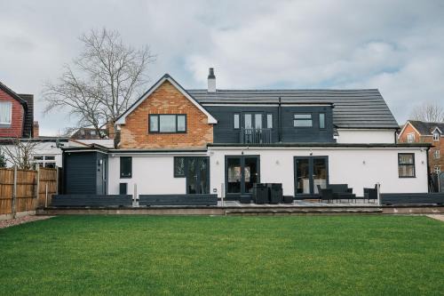 Solihull House | The White House - Grand & Spectacular 5-bed, sleeps 14- Central Solihull, NEC, JLR, HS2, Resorts World, Airport