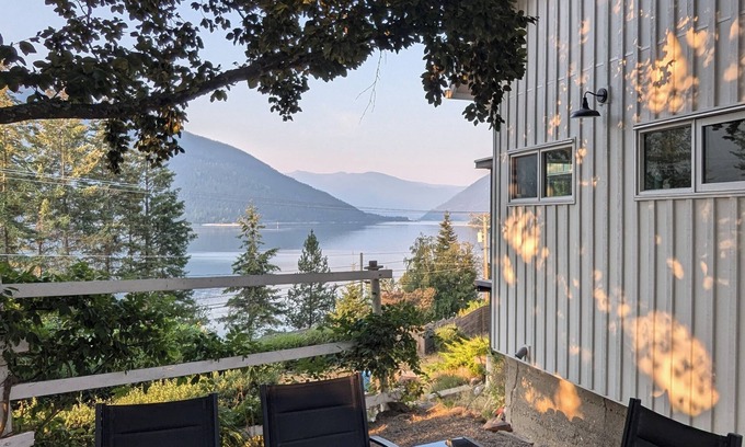 Nelson House | The White House - Lakeview, family friendly, A/C- Nelson BC