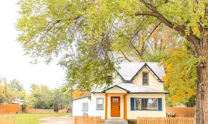 Paonia House | The White House on Niagara - Only 1 block from downtown with an orchard view!