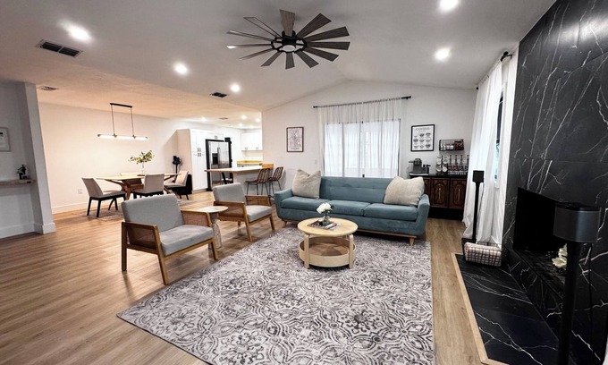 Lakeland House | The White House+Pet Friendly