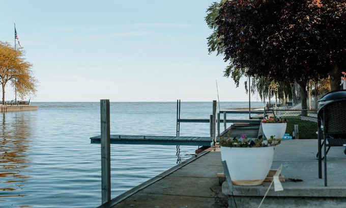 Bay City House | The White House! PRIME LOCATION BAY & RIVER VIEWS BAY CITY, MI