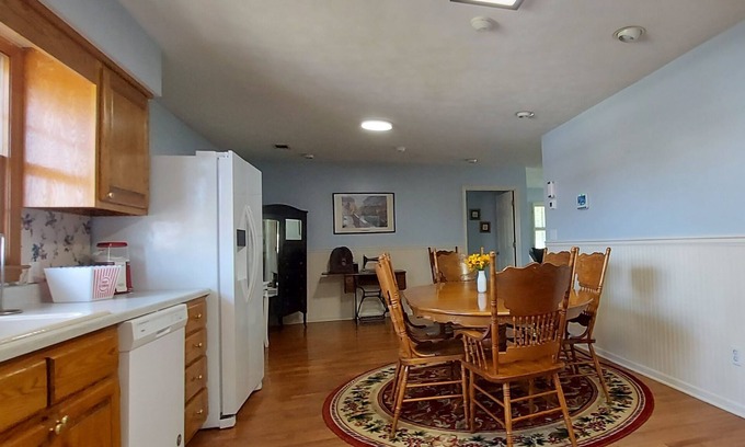 Warm Springs House | The White House Ranch Guest House: A cozy 2-bedroom cottage in Warm Springs. Ga.