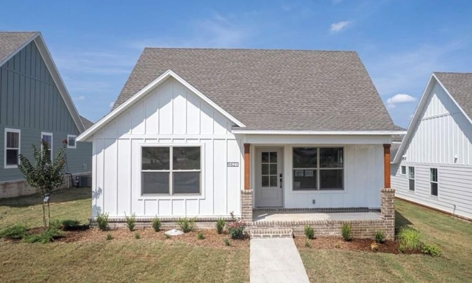 Uniontown House | The White Lotus - walking distance to ACHE or ARCBest