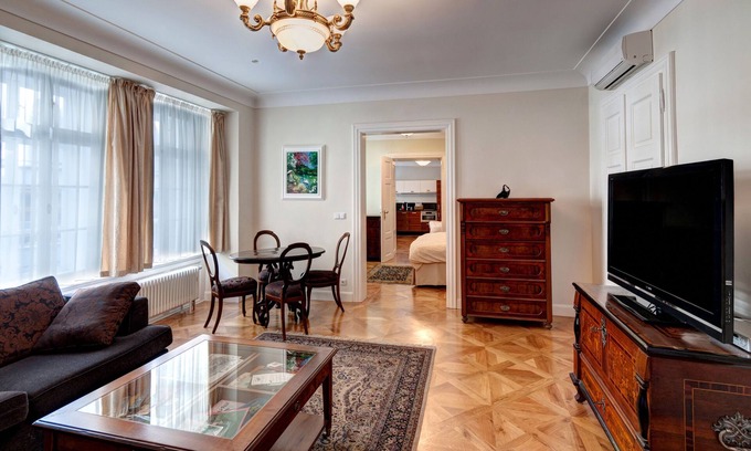 Josefov Apartment | The White Swan: Luxurious Old Town Double with Air-con, Quiet/out of crowds St.