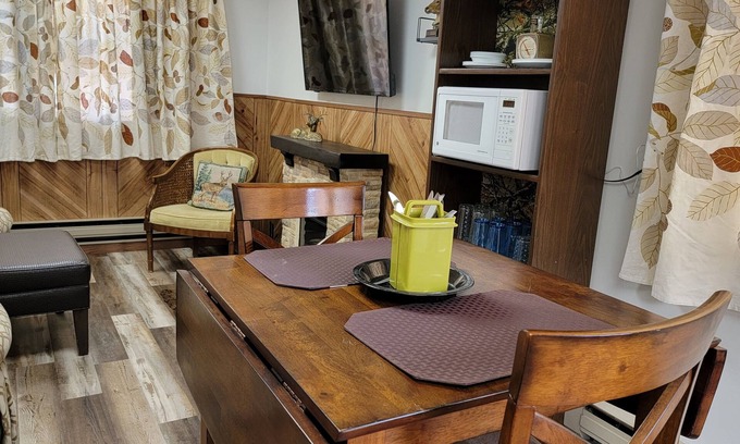 Hettinger Cabin | The White Tail at Carls Cabins