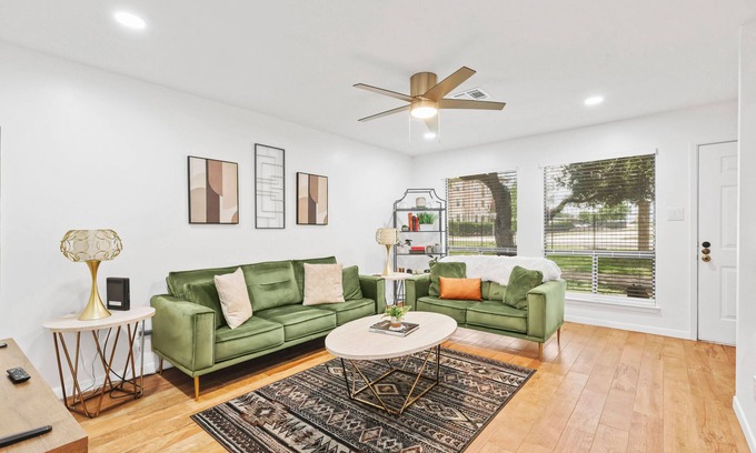Bryan House | The Wildflower Townhome - Beautifully Updated and Fully Stocked - Close to A&M!