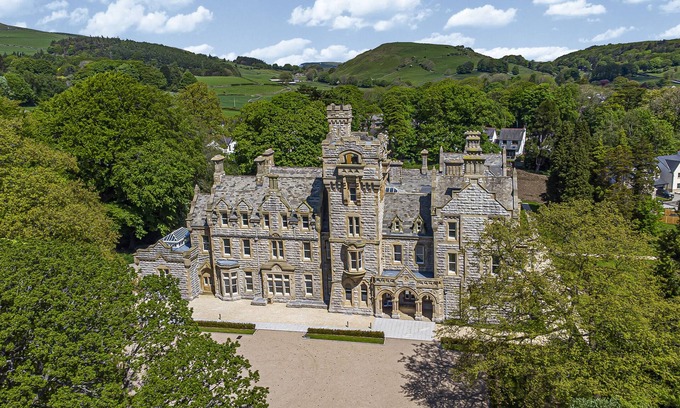 Newland Near Ulverston Cottage | THE WILFRED SUITE STONE CROSS MANSION, family friendly in Ulverston