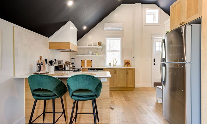 Kitchener Apartment | The Willow ⍋ | 1 Bed 1 Bath | 2nd Storey Suite