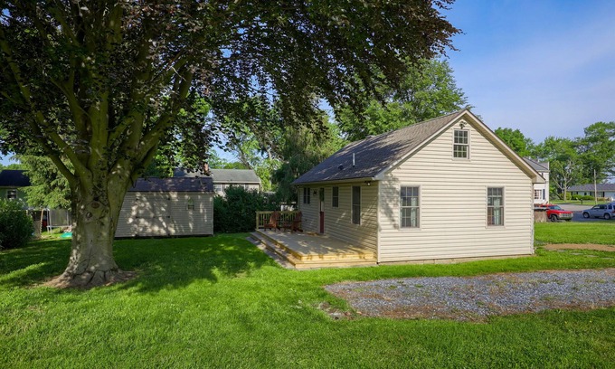 Bausman House | The Willow Street Cottage/close to Willow Valley/2 bed/1 bath