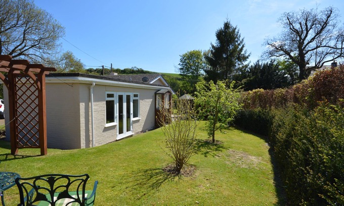 Newport Cottage | The Willows - a bungalow that sleeps 2 guests in 1 bedroom