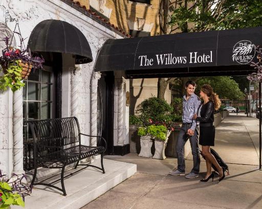 Lake View East Hotel | The Willows Hotel