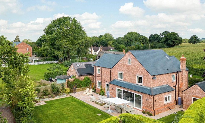 Tarporley House | THE WILLOWS, pet friendly, luxury holiday cottage in Tarporley