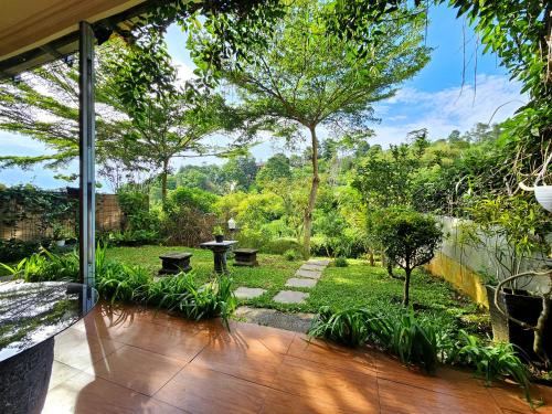 Ciburial House | The Wiltshire Dago Pakar - Hillside Villa MAX 12 ORANG