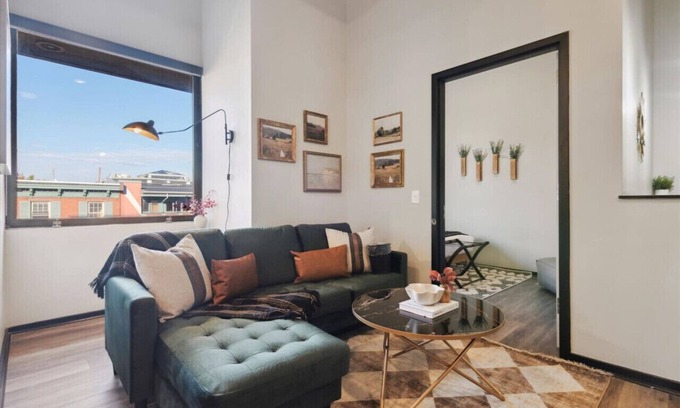 Fairmount Apartment | The Windsor Apt | GYM, Game Rm, Rooftop, Central Locaton