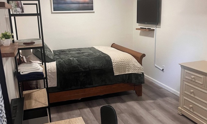 Rohnert Park Apartment | The Wine Barrel Studio -Charming studio in adorable Rohnert Park with WiFi