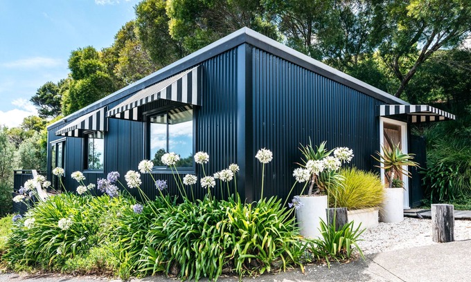 Omiha Cottage | THE WINEMAKERS COTTAGE | Coast & Country | WINTER DEAL - Stay for 3, Pay for 2