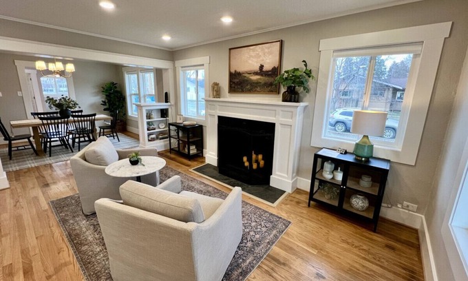 Baker City House | The Winston, Gorgeous! 4 Bdrm w/Hot Tub & Firepit, Local Golfing 50% Off!