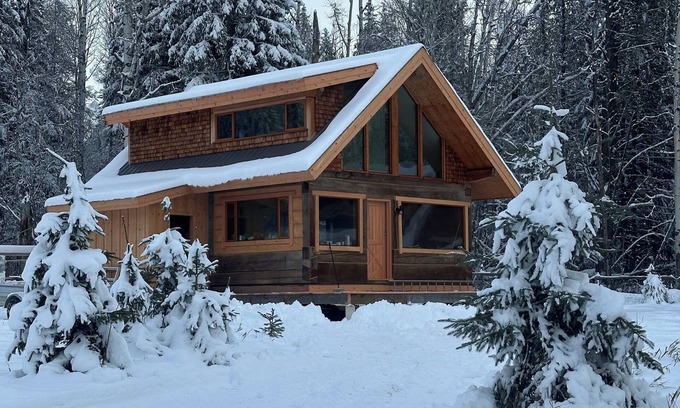 Blaeberry Cabin | The Wise Owl's Roost. A luxury cabin with hot tub and amazing mountain views