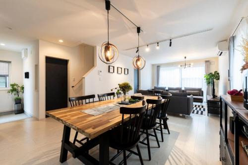 Higashi House | The wisteria