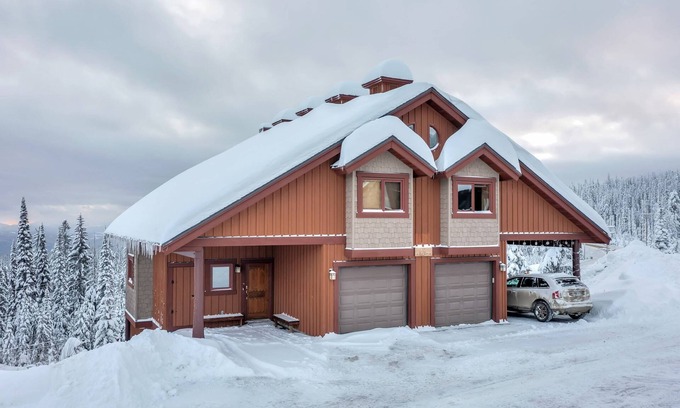 The Forest Ski Chalet | The Wolf's Den at Big White | Private Hot Tub