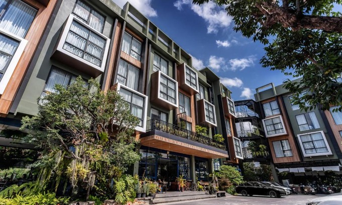 Surin Hotel | THE WOOD