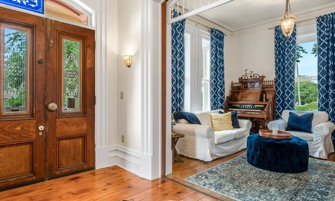 Kingsville Hotel | The Woodbridge House
