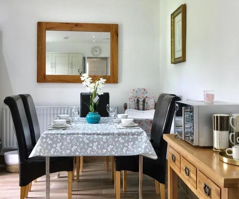 Headington House | The Woodfarm Lodge - 3 Bedroom House with free Parking