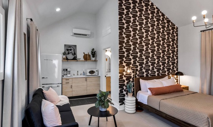 Historic Edgefield Apartment | The Woodland Carriage House - 10 Mins from Downtown