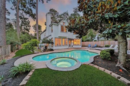 The Woodlands House | The Woodlands Gem with Pool and Spa