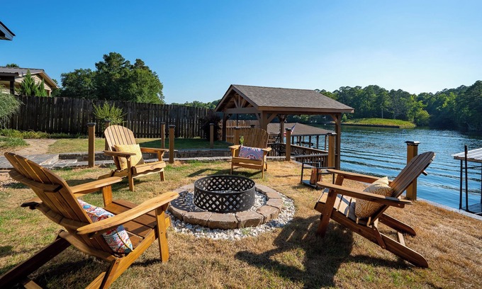 Mid America House | The Woodshed! Hot Tub | Waterfront | Fire Pit