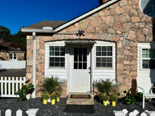 Dahlonega Apartment | The Woodward Unit A