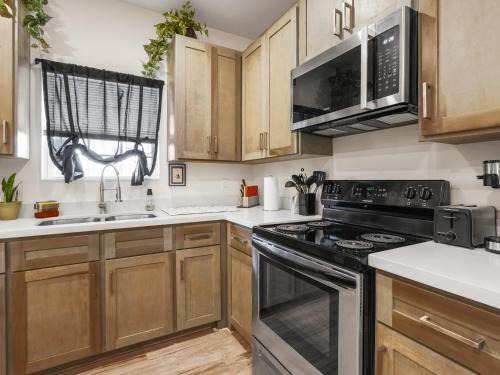 Bonanza Apartment | The WorkNest Stylish Stay w Desk & Fast Wi-Fi