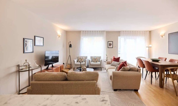 Tollington Apartment | The Wray Crescent Hideout - Stylish 4BDR + Parking