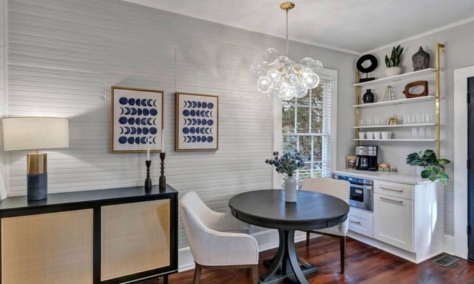 Earlewood House | The Wren's Nest | 1BR 2BA Guesthouse
