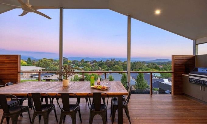 Yarra Glen House | The YarraView | Entertain with Panoramic Views