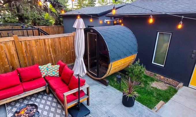 Old Strathcona House | The Yellow Door Retreat- Outdoor Nordic Sauna/3 ensuite baths/near DT
