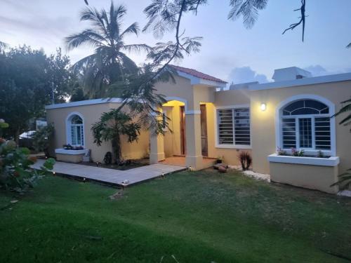 Tierras Nuevas Saliente House | The Yellow House: Fully Equipped, Spectacular Beach View