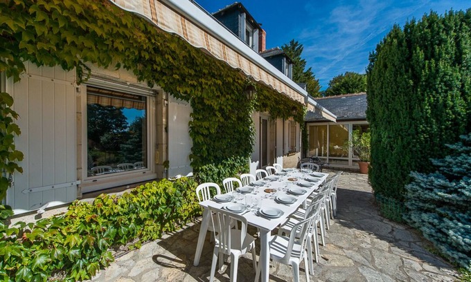 Saint-Epain House | The Yellow House - large gite with swimming pool - table soccer