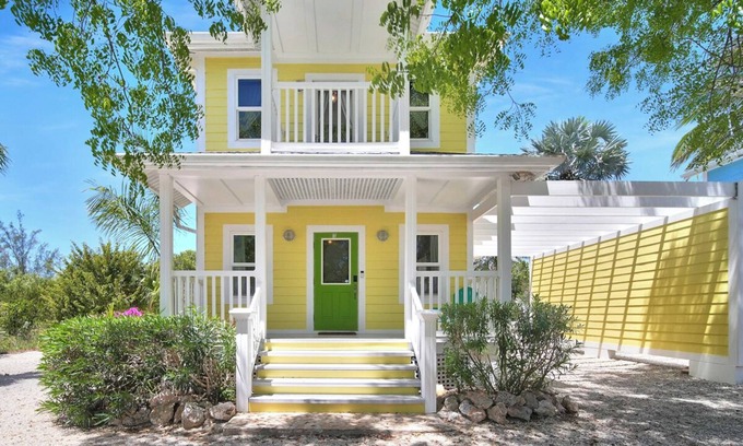 East End House | THE YELLOW HOUSE OF SEACLIFF RESORT HOMES