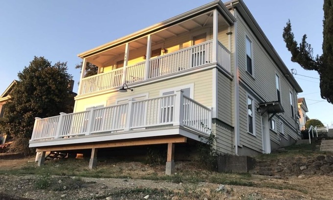 Ladysmith Apartment | The Yellow House offers an ocean view fully furnished modern suite.