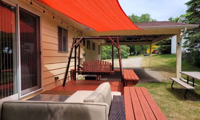 Frankfort House | The Yellow Rose Pet-Friendly Lawn Games