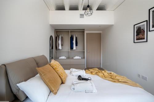 Central Milton Keynes Apartment | The Yellow Suite for Professionals at MK Central with Free Parking and Fast Wi-Fi