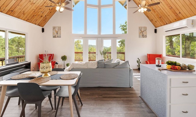 Soulsbyville House | The Yosemite Chalet | EV Charger | King Bed | Spa Tub | Home Theater| Large Deck
