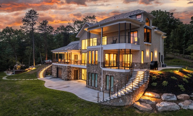 South Fork House | Theater, Hot Tub, Sauna, EV charger & Epic Views!